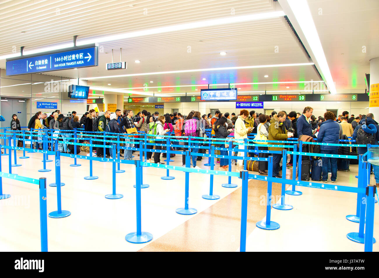 SHANGHAI, Cina - 26 DIC 2106: persone all'Aeroporto di Shanghai Pudong arrivo contatore di immigrazione. Dall'Aeroporto di Pudong è un importante hub di aviazione della Cina Foto Stock