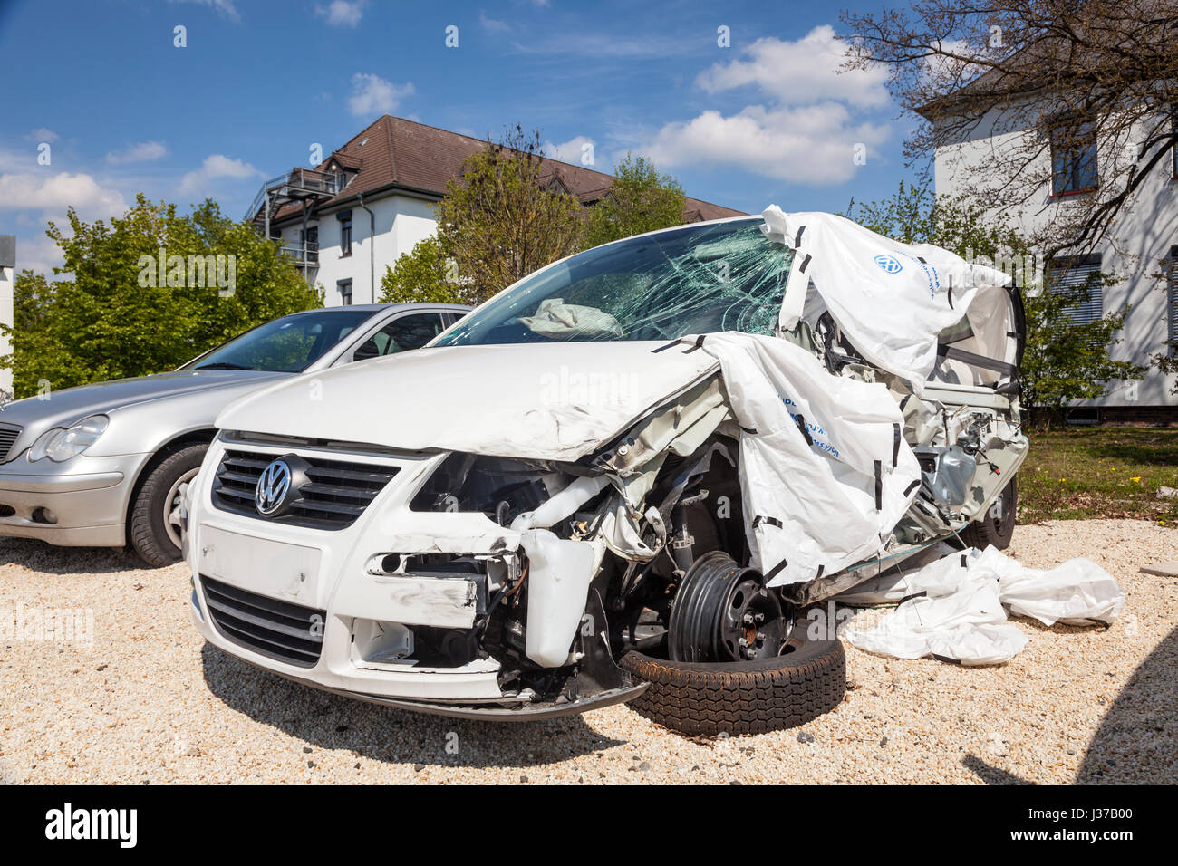 Francoforte, Germania - 30 Marzo 2017: Bianco auto danneggiato in un incidente in attesa per la riparazione presso il garage Foto Stock