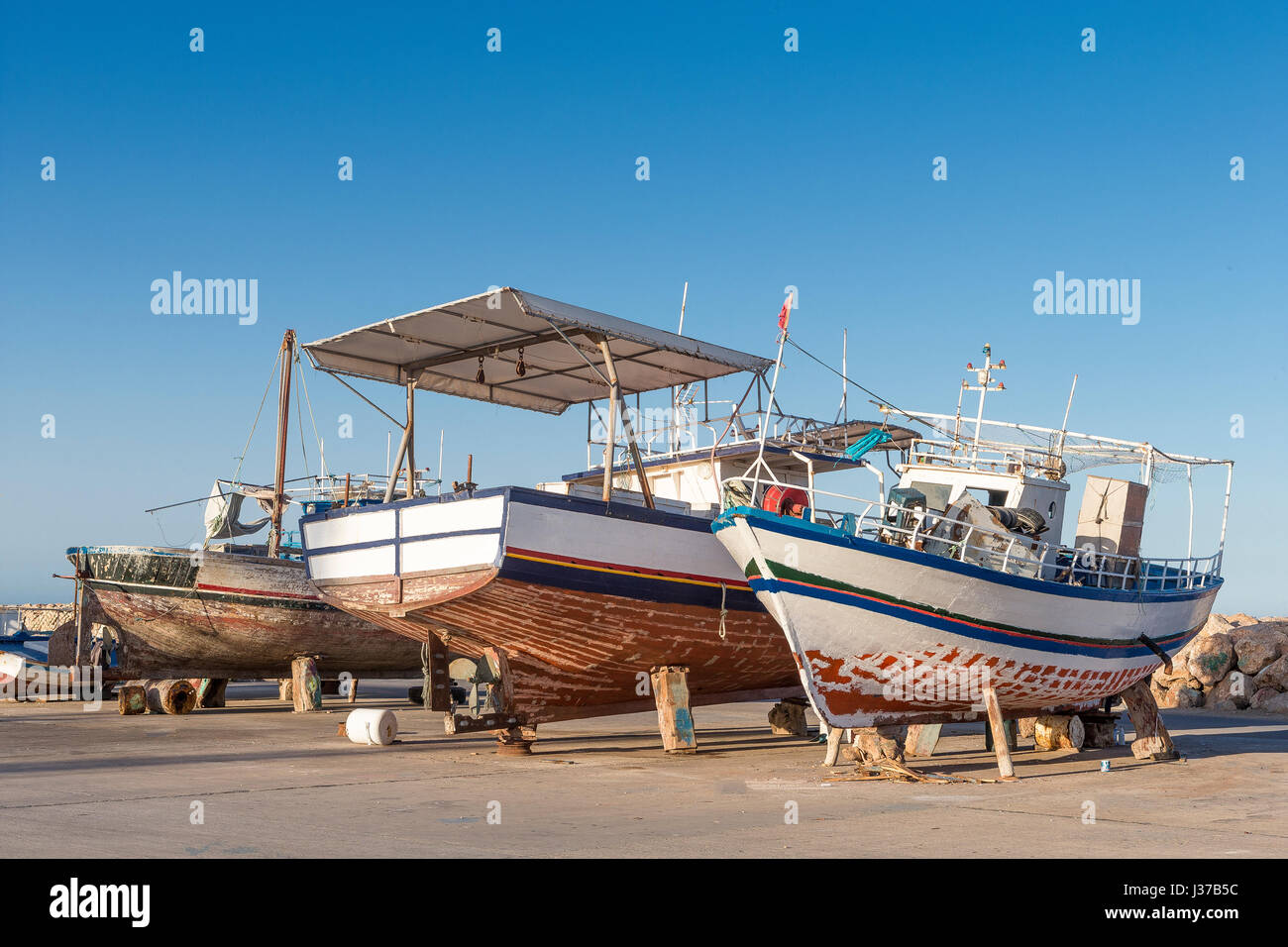 Old Ship a Houmt Souk, Tunisia,r estoration di una vecchia imbarcazione in legno Foto Stock