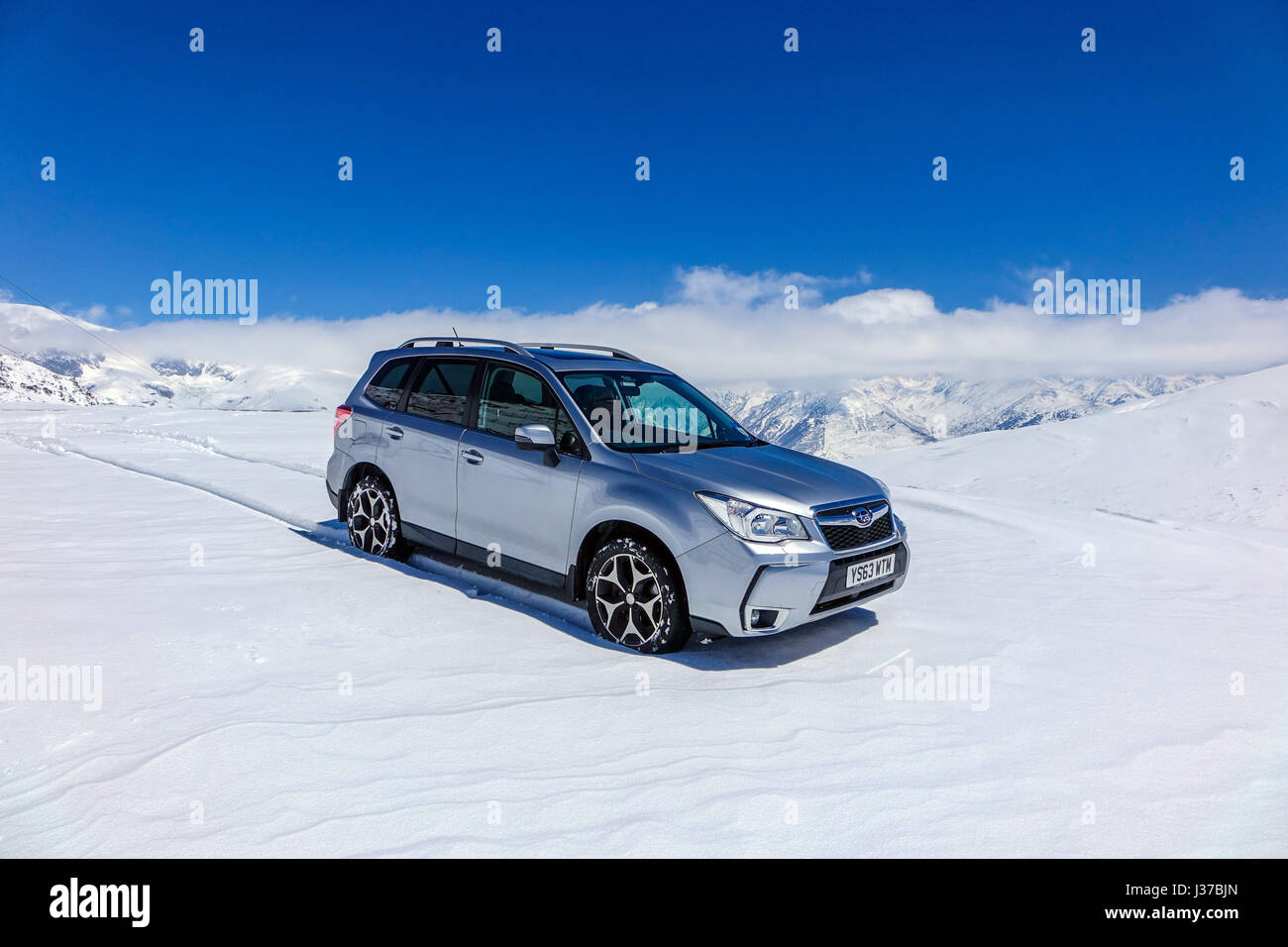 Subaru Forester con registrazione del Regno Unito sulla neve nei Pirenei, Andorra Foto Stock