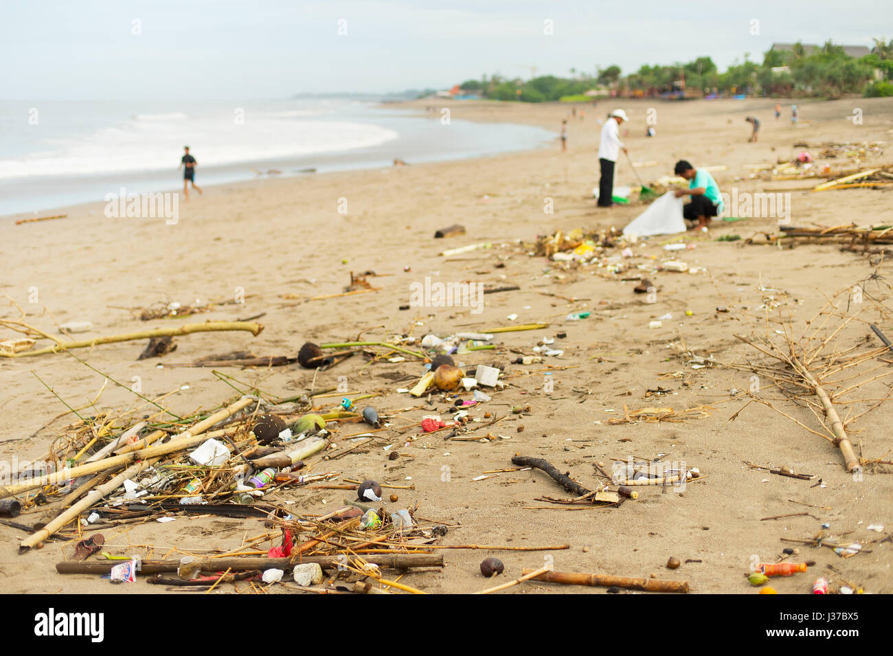 Un sacco di immondizia sulla spiaggia dell'oceano. Isola di Bali, Indonesia Foto Stock