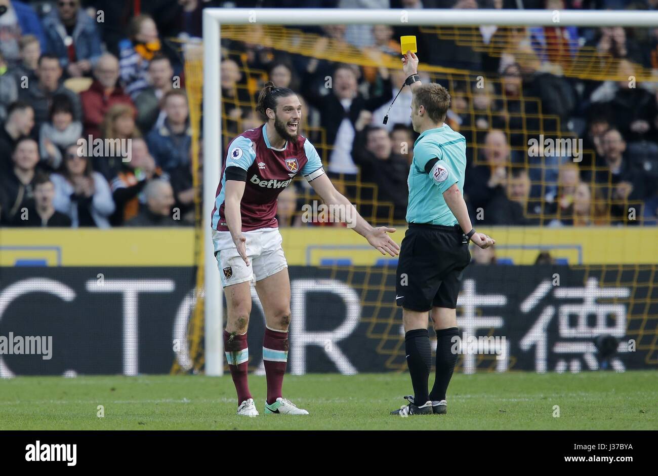 ANDY CARROLL OTTIENE CARTELLINO GIALLO Hull City FC V West Ham United KC Stadium Hull Inghilterra 01 aprile 2017 Foto Stock