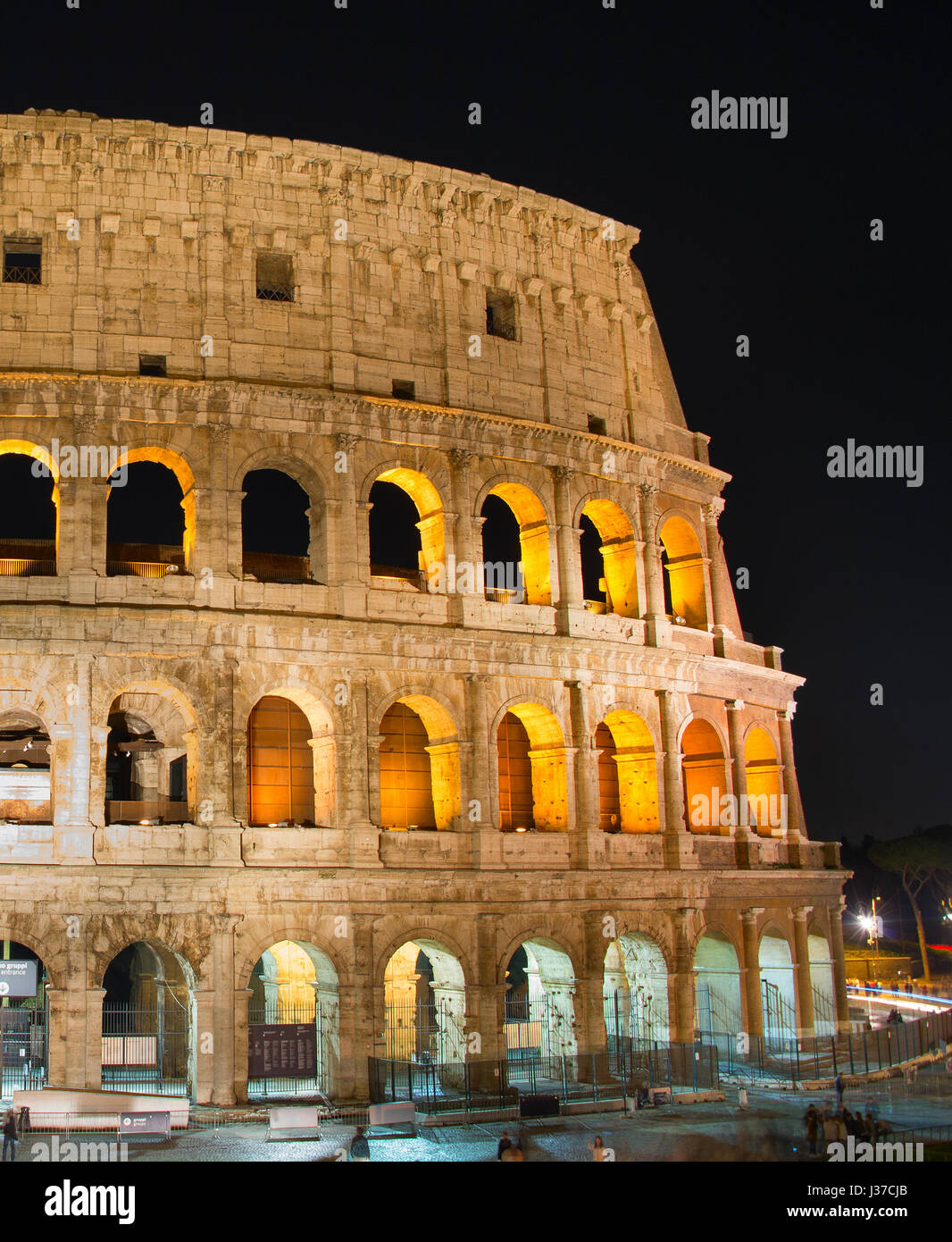 Vista del Colosseo di Roma di notte. Italia Foto Stock