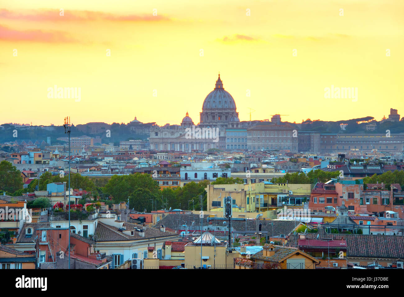 Vista di Roma al Tramonto con San Pietro Cattedrale. Italia Foto Stock