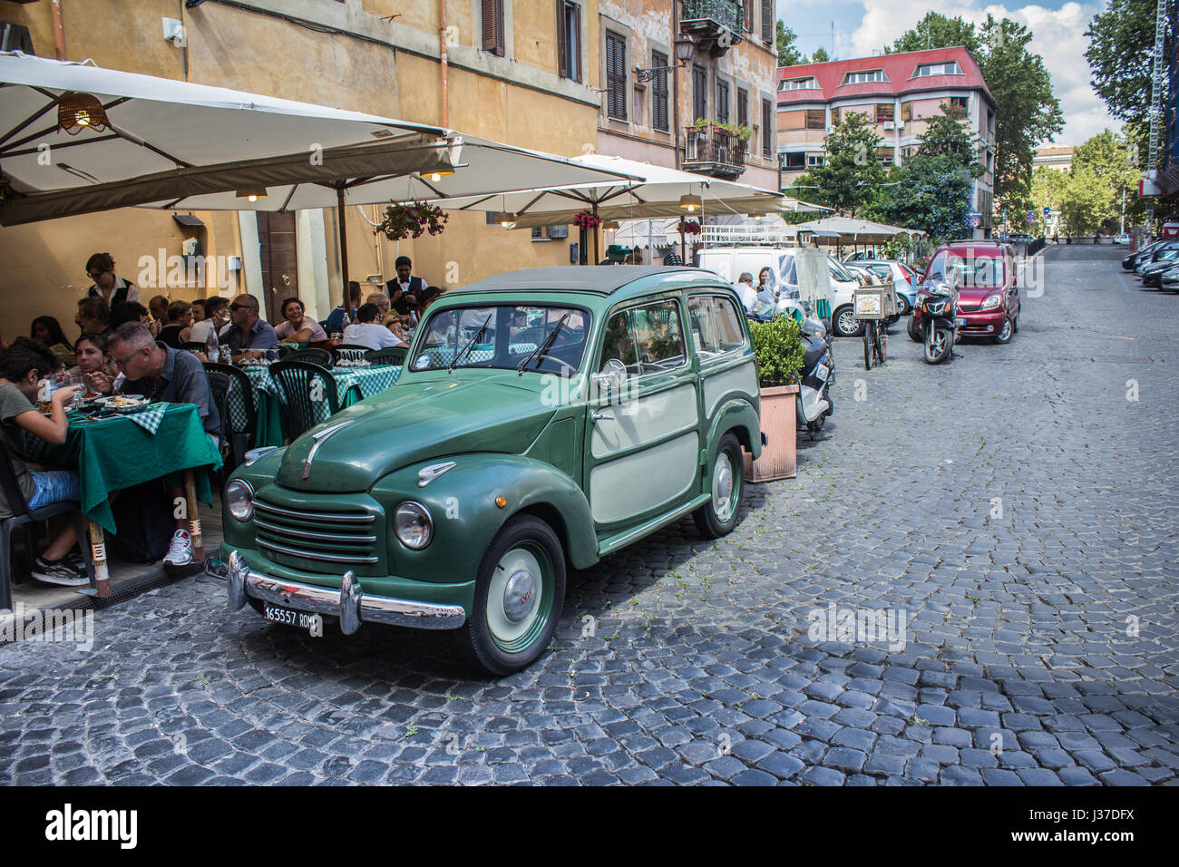 Come si fa a non amare?? Questo vecchio, verde auto su una strada laterale a Roma era semplicemente chiedendo di essere presi in giro. Foto Stock