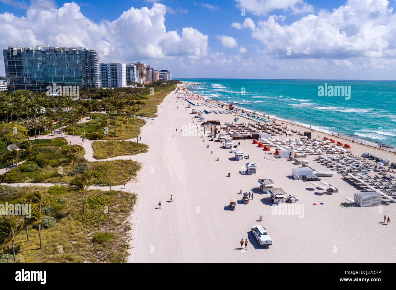 Miami Beach Florida, sabbia, Oceano Atlantico, surf, vista aerea dall'alto, sedie a sdraio, W South Beach, hotel, passerella, alti edifici condominali, hotel, F Foto Stock