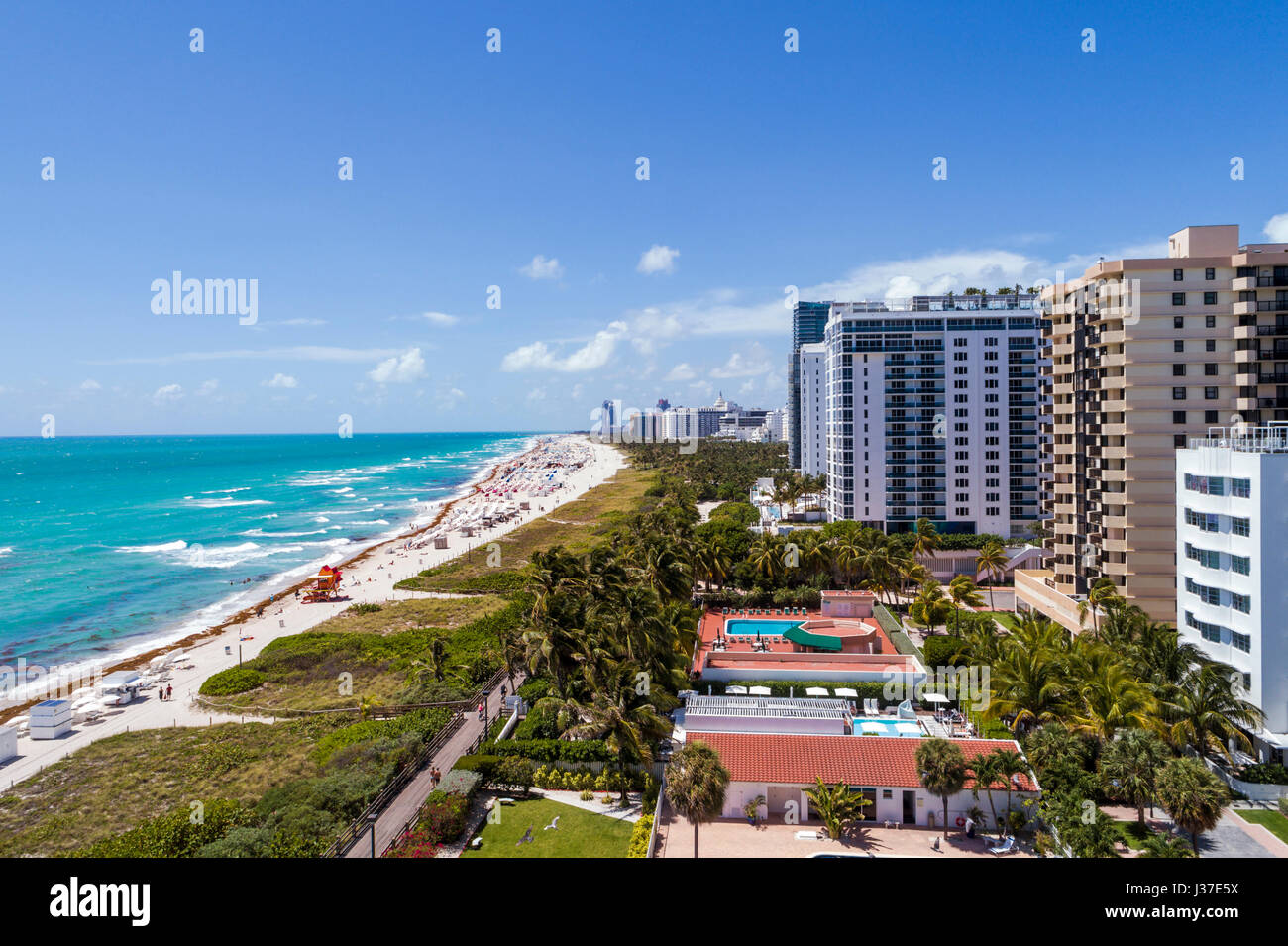 Miami Beach Florida,sabbia,Oceano Atlantico,surf,vista aerea dall'alto,alti edifici condominali,hotel,FL170429d08 Foto Stock