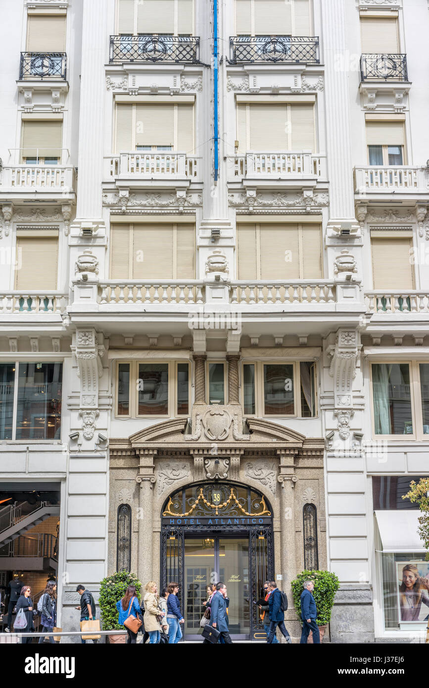 Madrid, Spagna. Marzo 21, 2017. Ingresso dell Hotel Atlantico, situato nella Gran Via. Costruito nel 1923 dall'architetto Joaquín Saldana Foto Stock