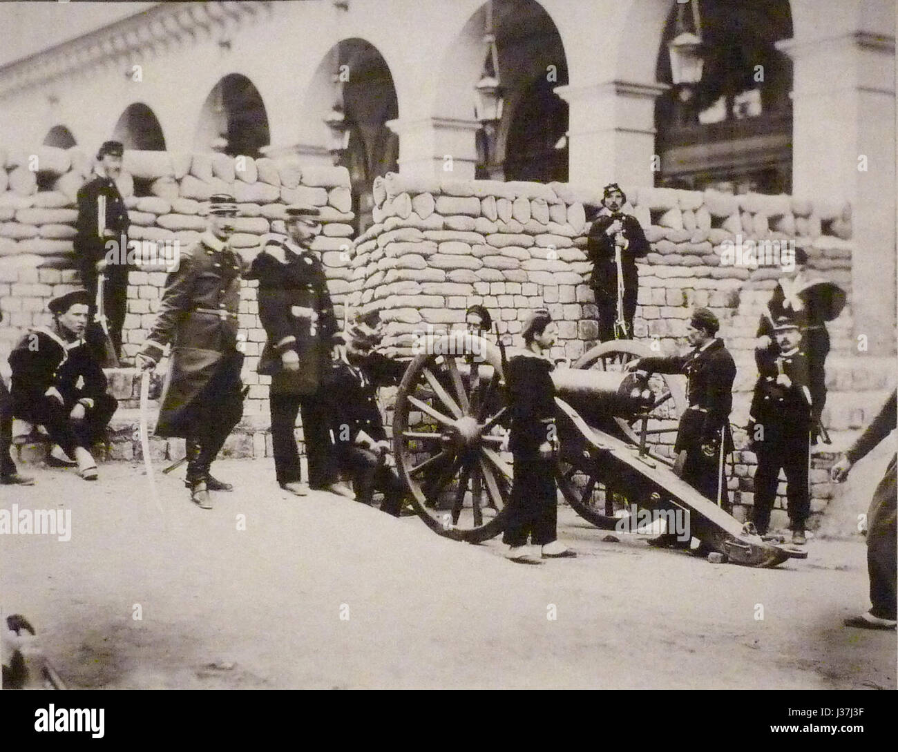 Questa immagine illustra le barricate erette durante il comune di Parigi nel 1871, in particolare in Rue de Castiglione. Le barricate facevano parte della rivolta che si verificò durante la guerra franco-prussiana e la caduta del secondo Impero. Foto Stock