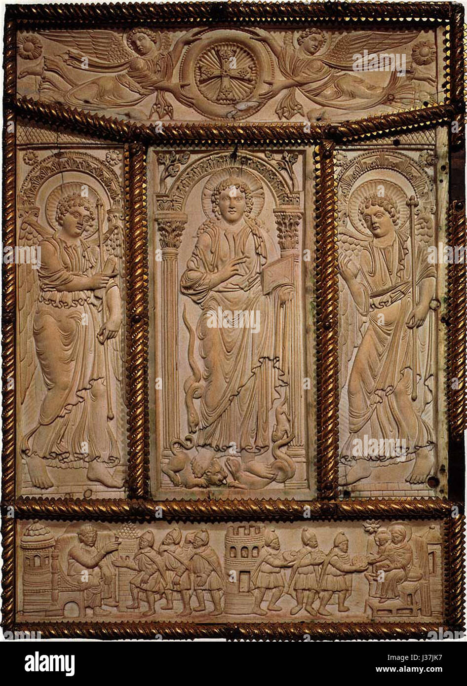 Codexaureus si riferisce a una specie di coleottero della famiglia dei Cerambycidae. È noto per il suo corpo allungato e per le marcature distinte. Questo coleottero si trova in varie regioni ed è importante per comprendere la biodiversità degli insetti e il suo ruolo negli ecosistemi. Foto Stock