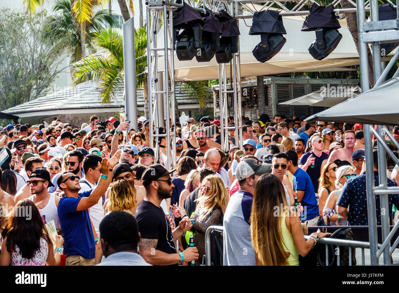 Miami Beach Florida,Miami Music Week,hotel pool party,folla,in piedi,balli,drink bevande bevande bevande bere,giovani adulti,uomini,donne,palco,ligh Foto Stock