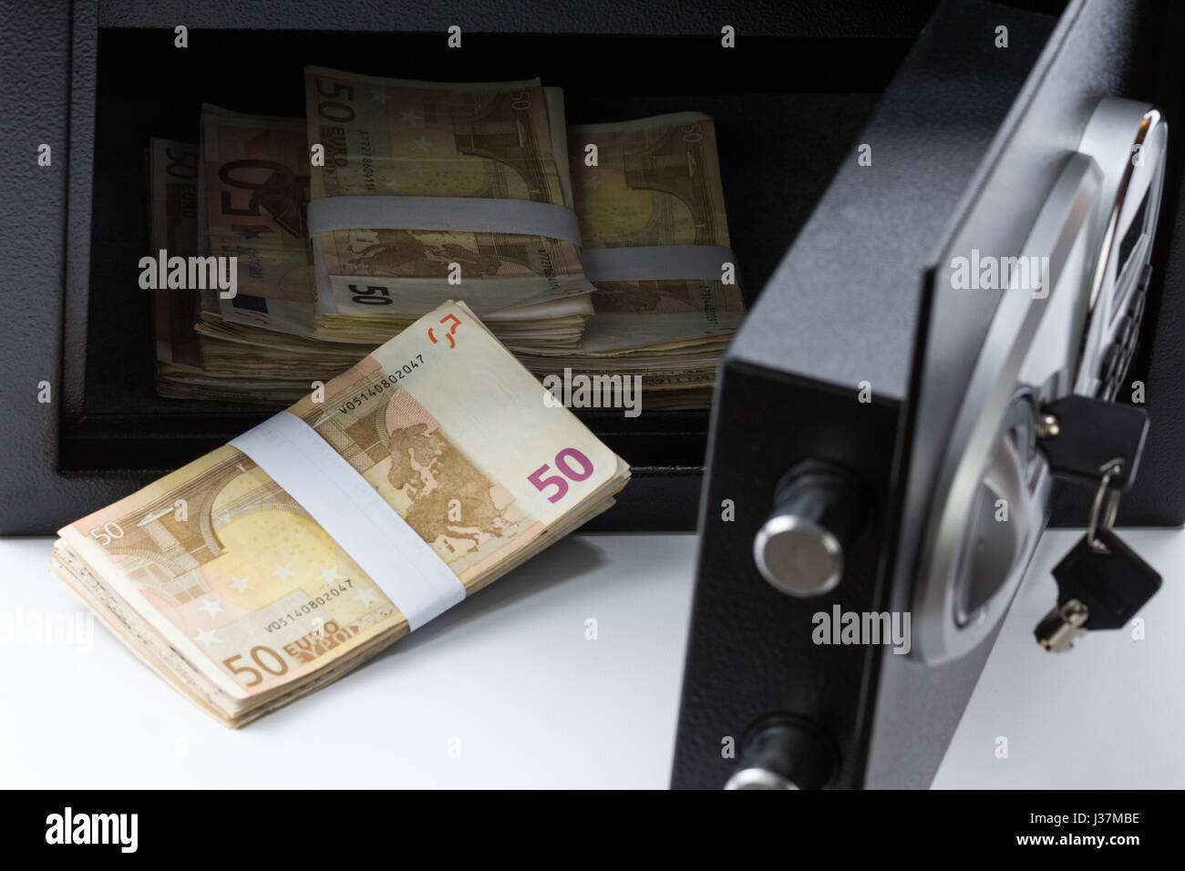 Cassetta di sicurezza, mucchio di denaro contante, Euro. Closeup, su sfondo  bianco Foto stock - Alamy