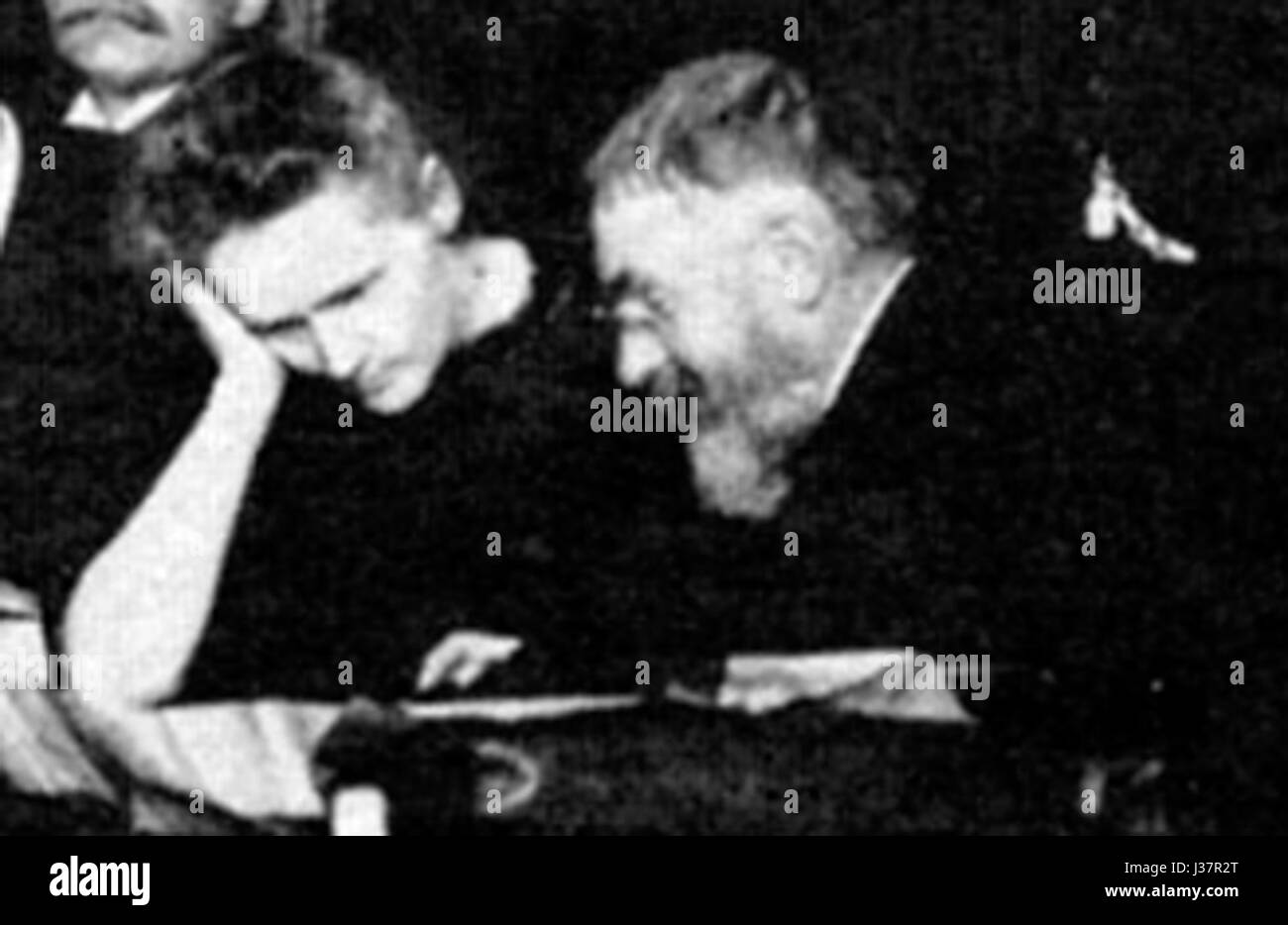 La conferenza Solvay del 1911 ha visto la partecipazione di scienziati di spicco come Marie Curie e Henri PoincarÃ©, contribuendo allo sviluppo iniziale della teoria quantistica e della fisica moderna. Foto Stock