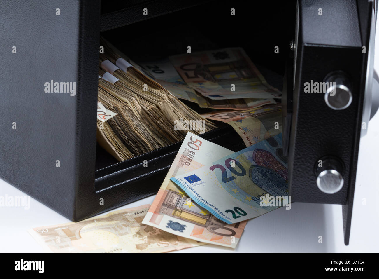 Aprire Cassetta di sicurezza, mucchio di denaro contante, le banconote in  euro Foto stock - Alamy