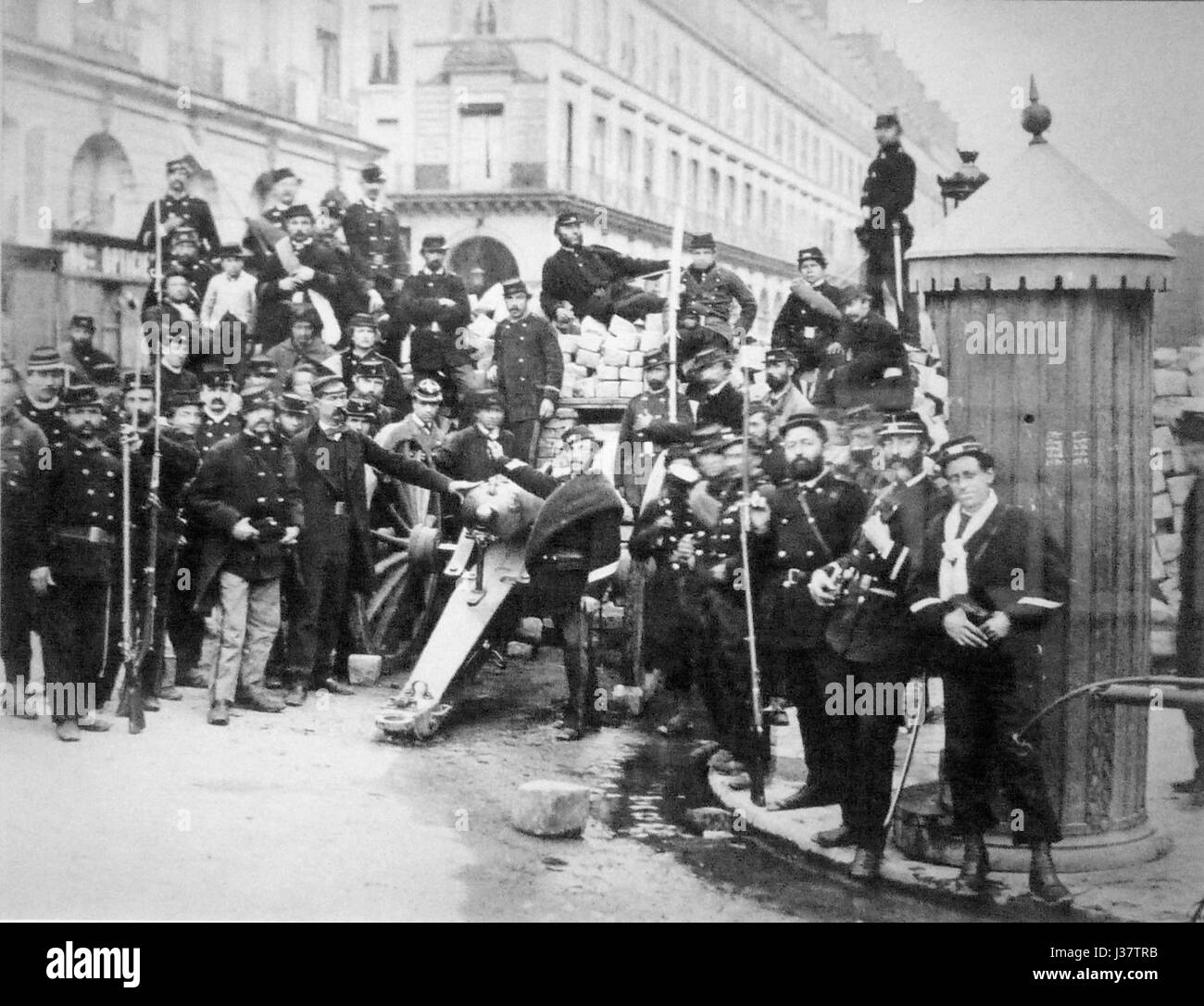Questa immagine raffigura una barricata della comune di Parigi, in particolare di Rue de Castiglione, durante la rivolta del 1871. Mette in evidenza i disordini civili e la drammatica lotta politica del periodo, illustrando un momento chiave nella storia rivoluzionaria francese. Foto Stock
