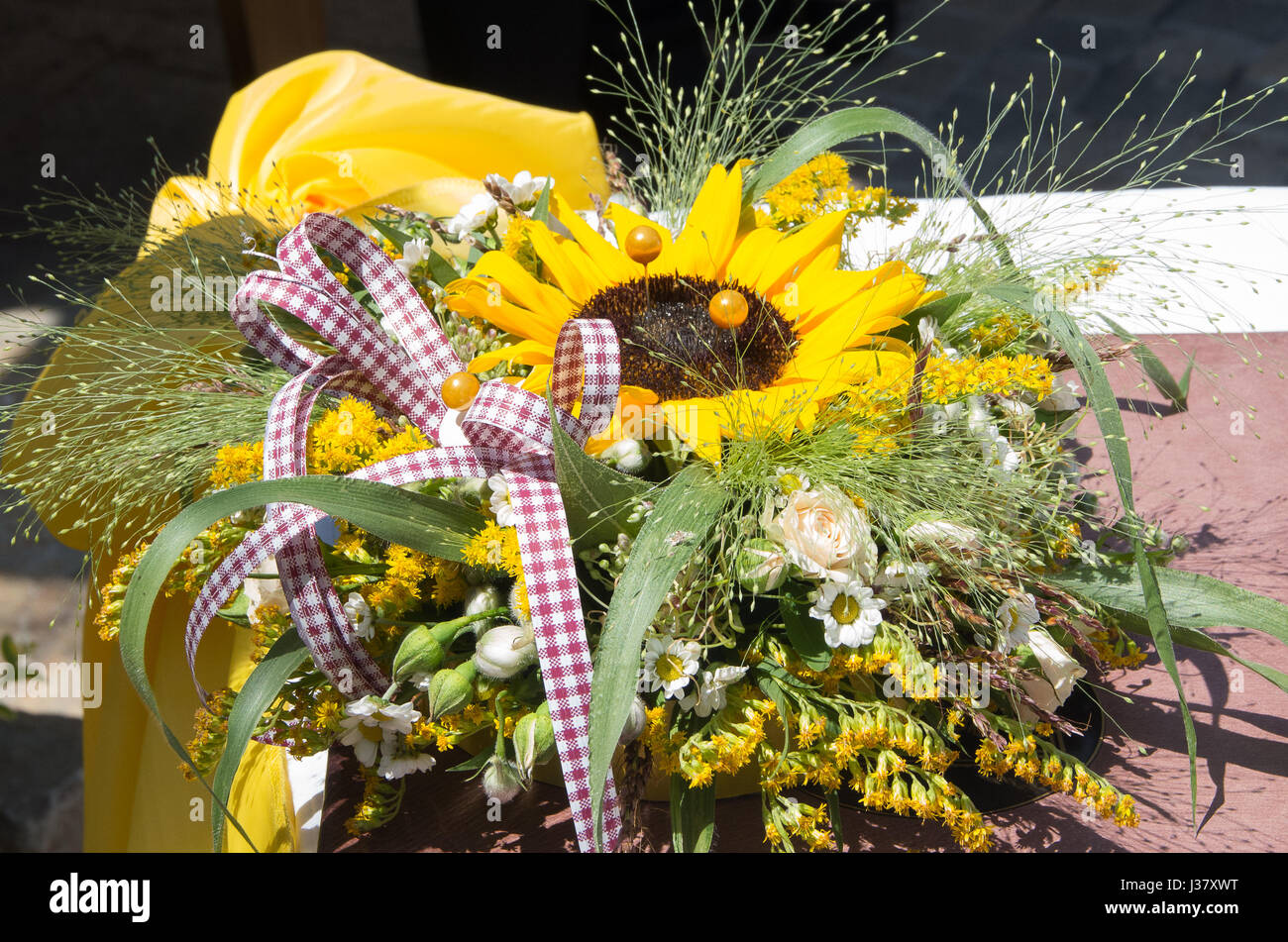 Decorazione con fiori. Bouquet di rose, margherite, girasoli e piante selvatiche Foto Stock