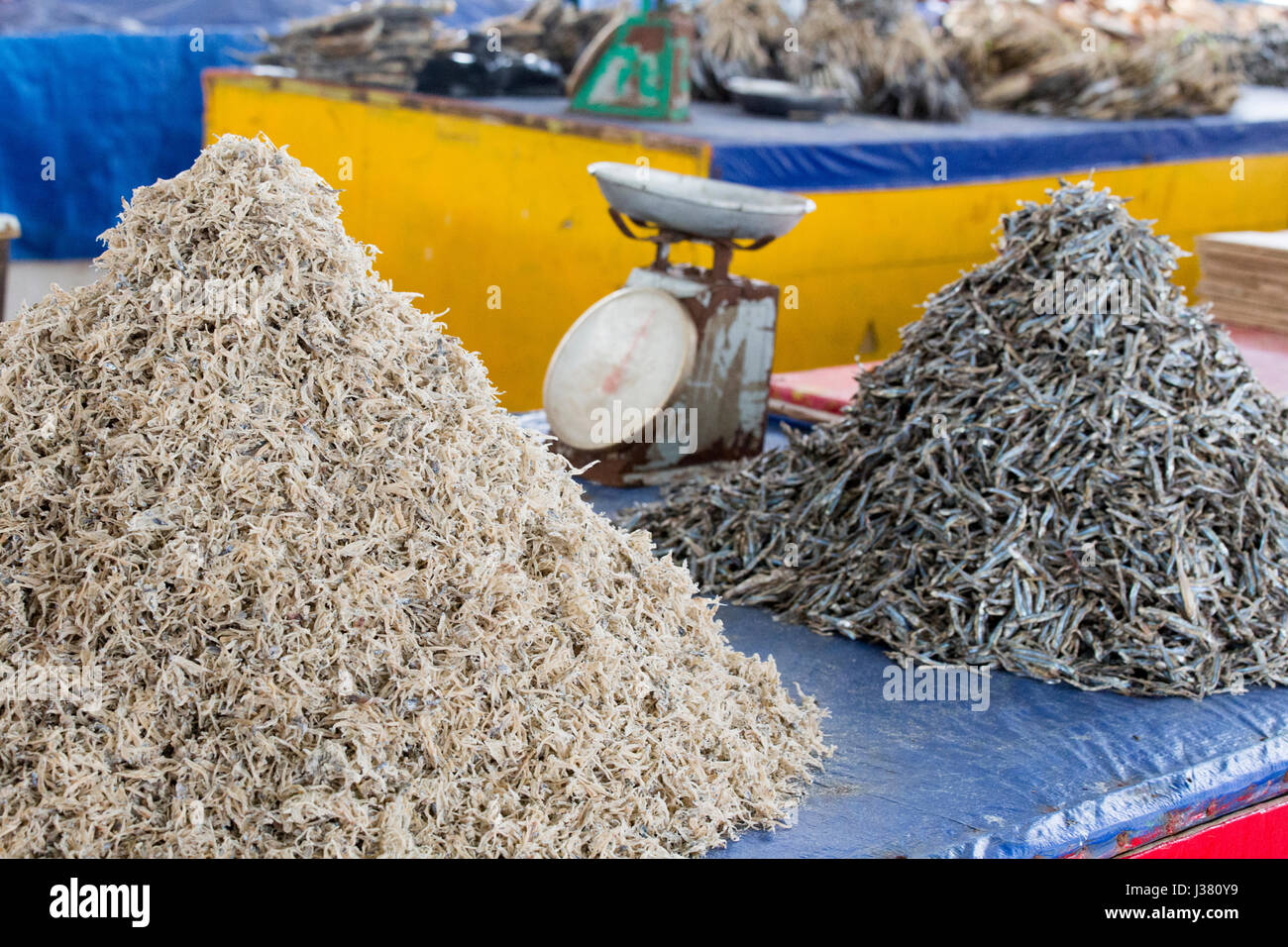 Foto da esotici tradizionale mercato tribale pasar in Indonesia sull'isola di Kalimantan, pesci secchi, Indonesia Foto Stock