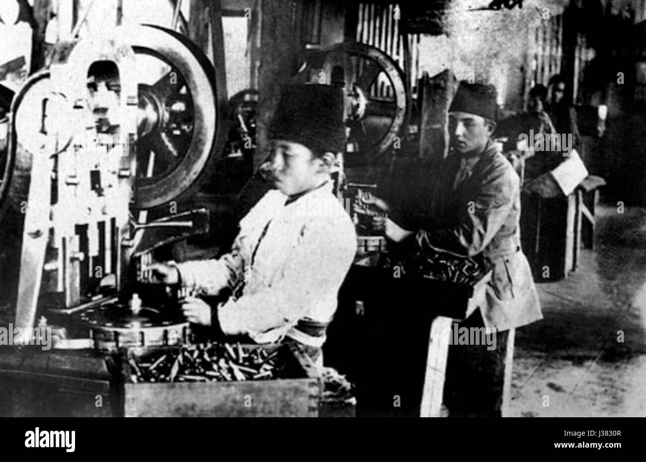 Un'immagine che raffigura le difficoltà del lavoro minorile durante la guerra d'indipendenza turca, evidenziando le condizioni sociali e le lotte affrontate dai bambini in tempo di guerra. Foto Stock