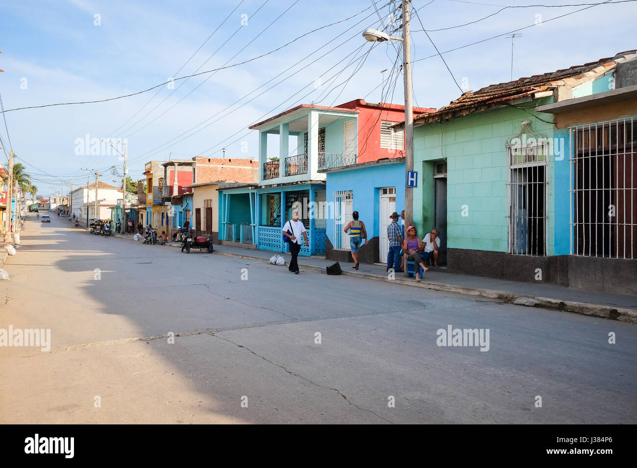 Strada locale vita in Trinidad, Sancti Spiritus, Cuba. Locali di raccolta cubani insieme dopo il lavoro. Foto Stock