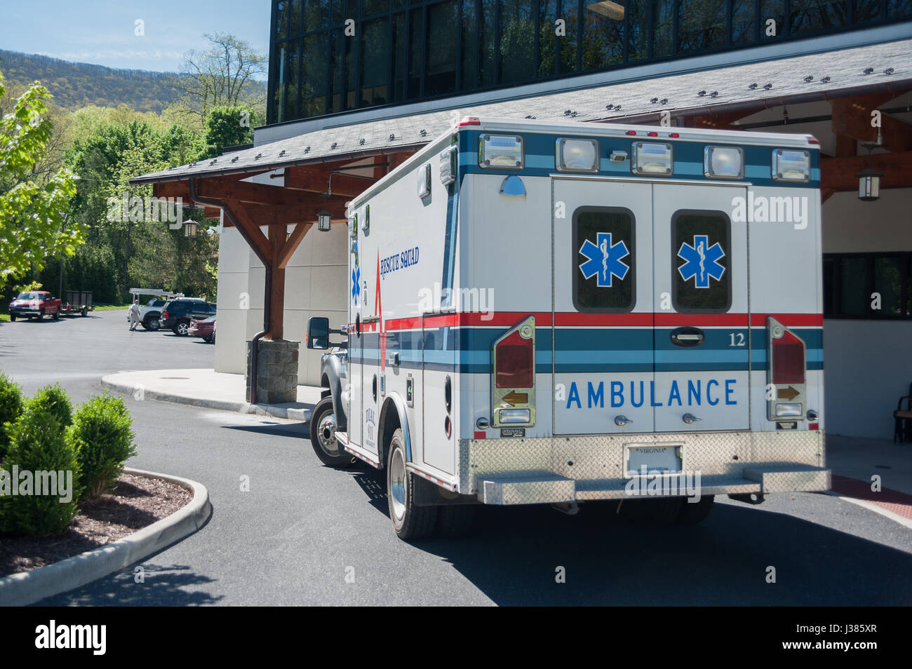 Ambulanza all'entrata di una camera di emergenza Foto Stock