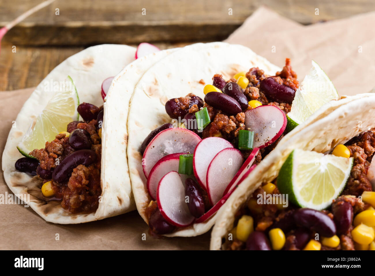 Chili con carne tacos sulla carta craft, messicano cibo tradizionale Foto Stock