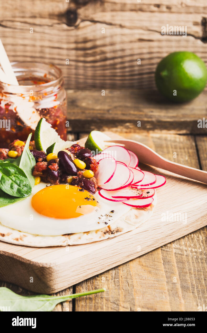 Uovo fritto tacos con chili con carne rustico tagliere, messicano cibo tradizionale Foto Stock