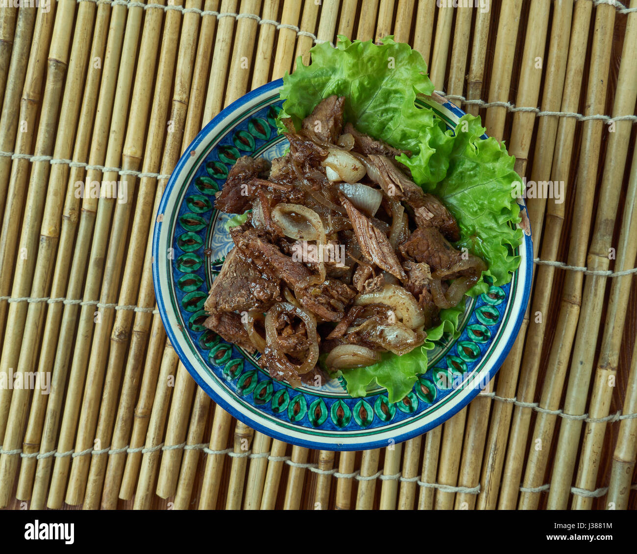 Empal gepuk - Sundanese Indonesiano e dolci fritti speziati piatto di carni bovine Foto Stock