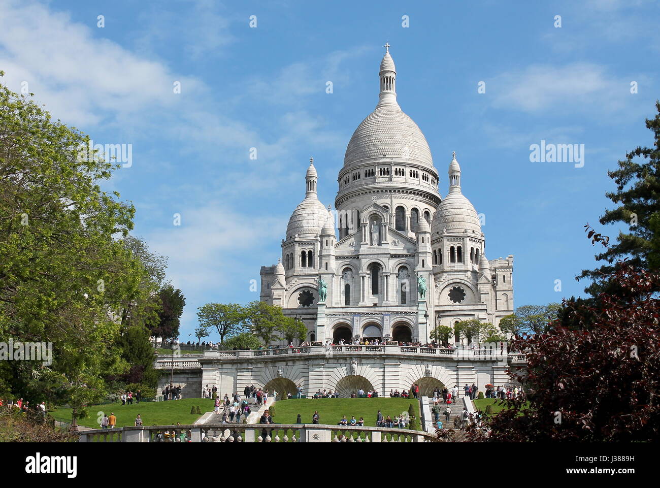 La Folla di iniziare a raccogliere presso la base del Sacre Coeur di Montemarte. La bellissima collina cattura l'attenzione di Parigi artistica e ben-sbandata uguali. Foto Stock
