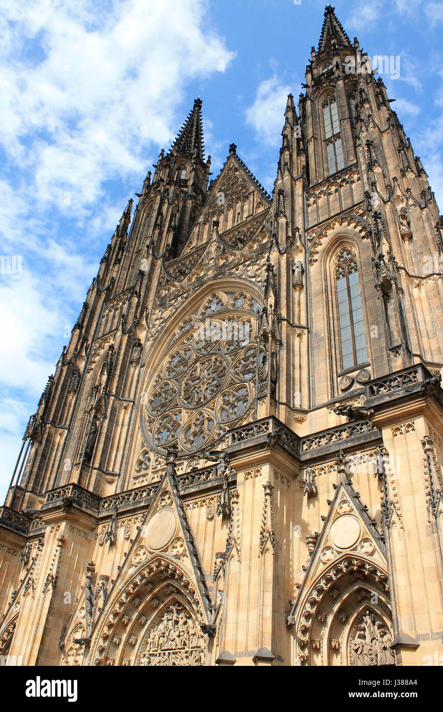 East meets West nella cattedrale di San Vito di Praga la miscelazione di architettura classica del West con appena il colpo di carattere orientale e decadimento.. Foto Stock