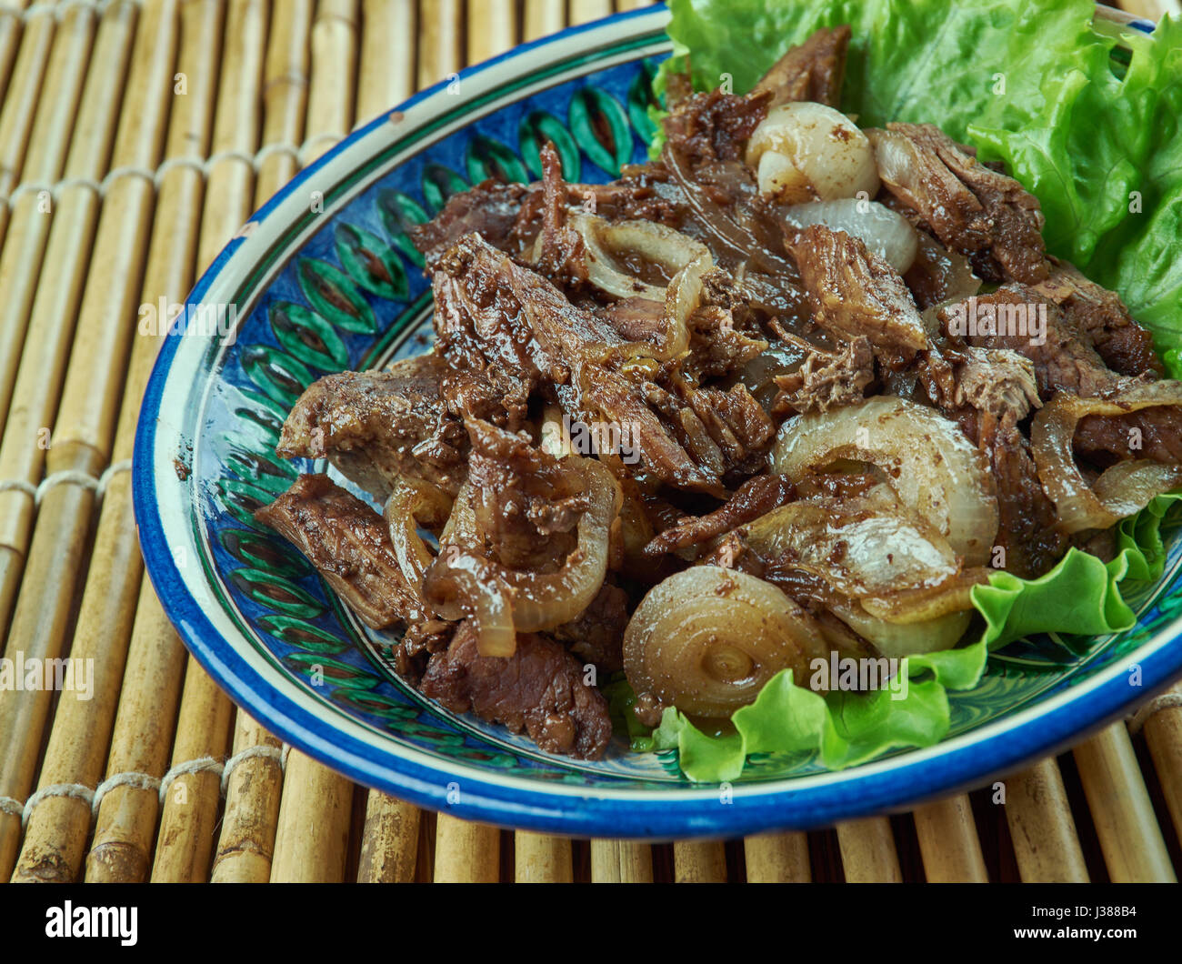 Empal gepuk - Sundanese Indonesiano e dolci fritti speziati piatto di carni bovine Foto Stock