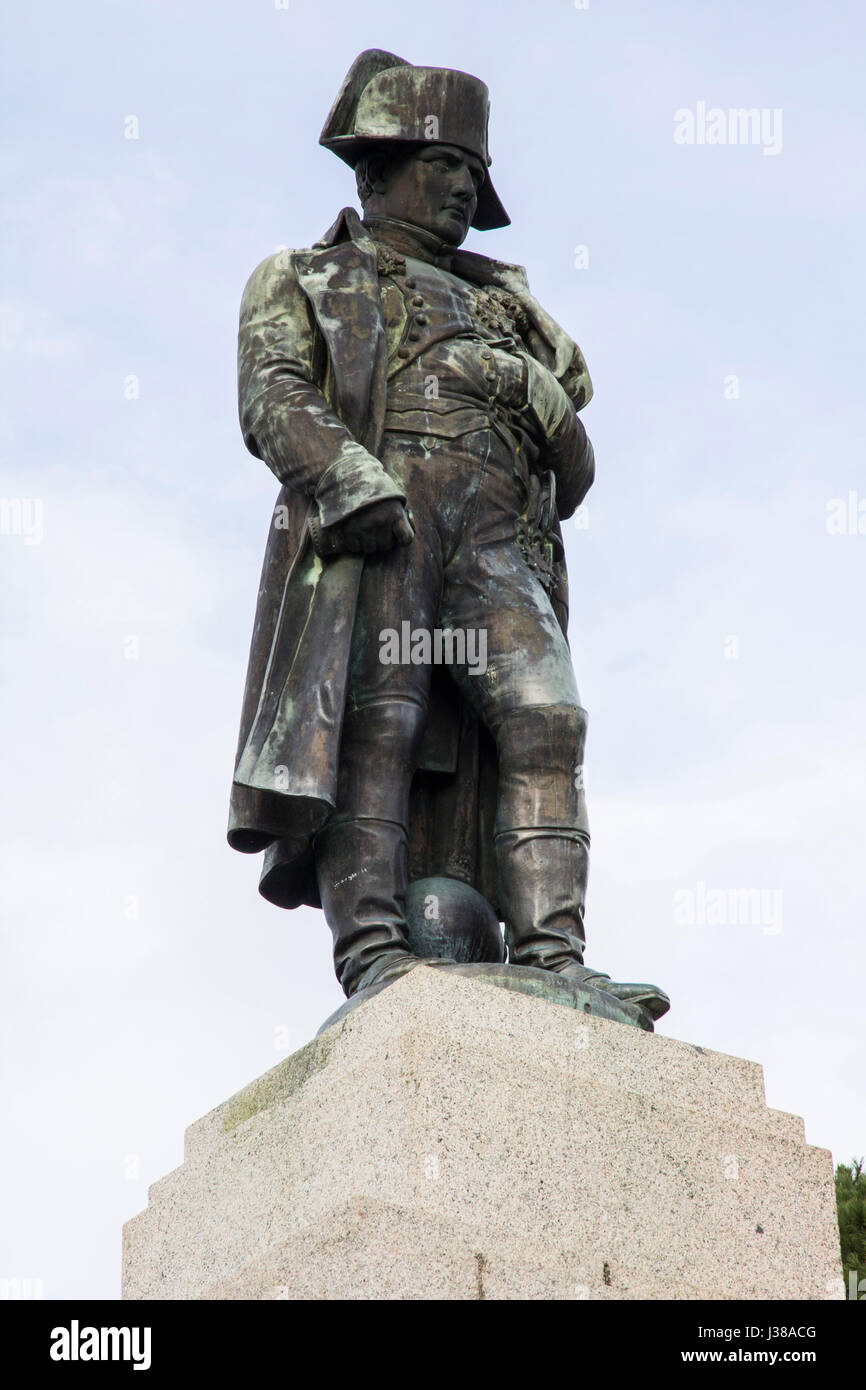 La Place d'Austerlitz è la posizione di un enorme monumento a Corsican-nato Napoleone Bonaparte con una statua in bronzo del 'Emporer di Francia'. Foto Stock