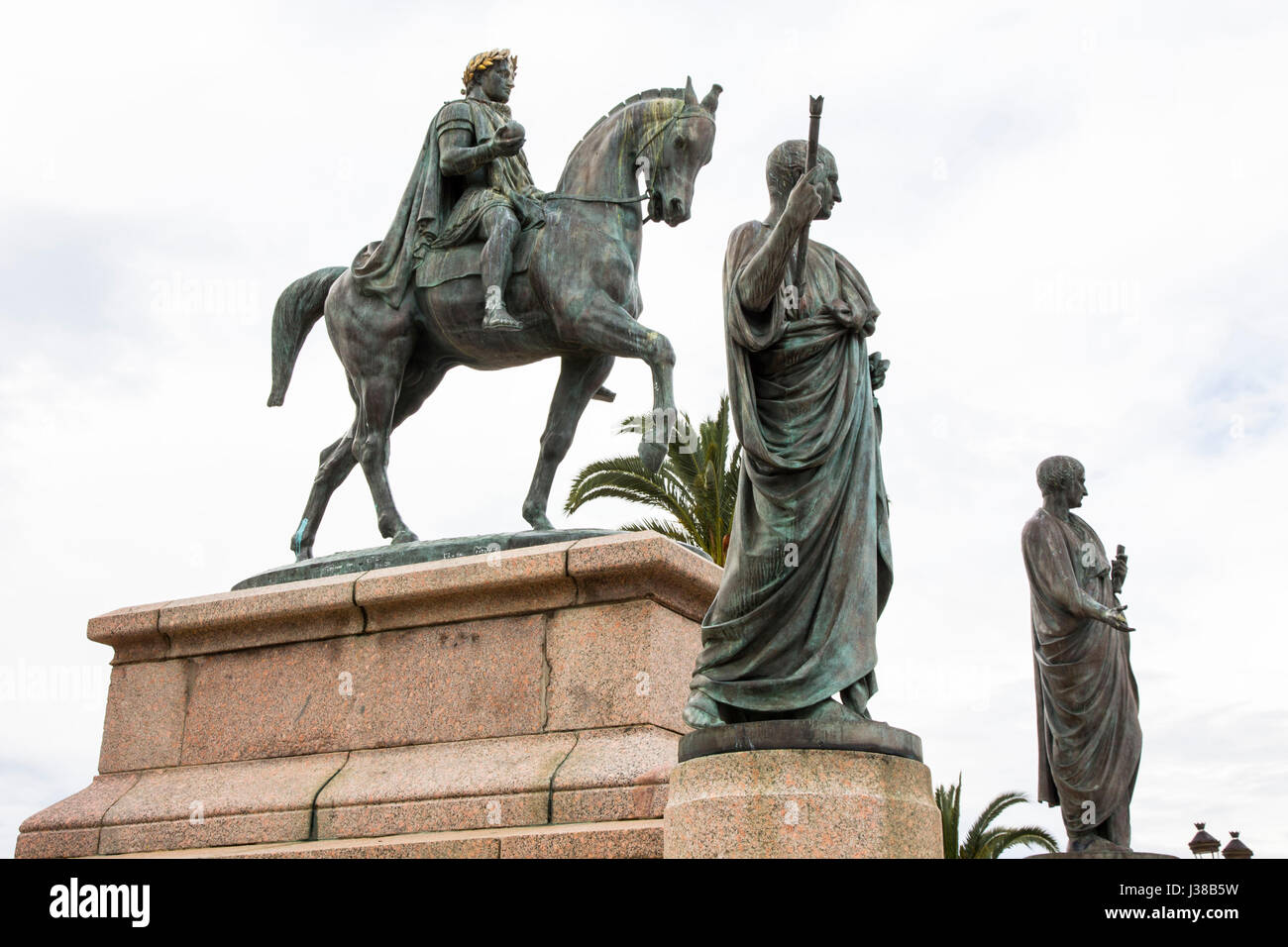 Corsica nativo di figlio Napoleone Bonaparte è commemorò con molti monumenti di Ajaccio, compresa questa statua equestre in Place de Gaulle, Ajaccio. Foto Stock