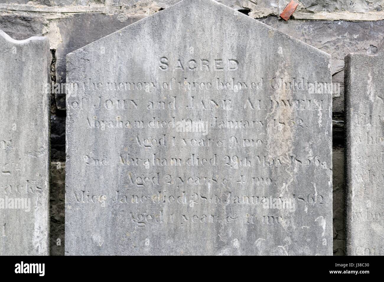 Una delle lapidi di militari britannici morti nell'area di Dublino nel XIX e agli inizi del XX secolo presso la chiesa del Sacro Cuore. Foto Stock
