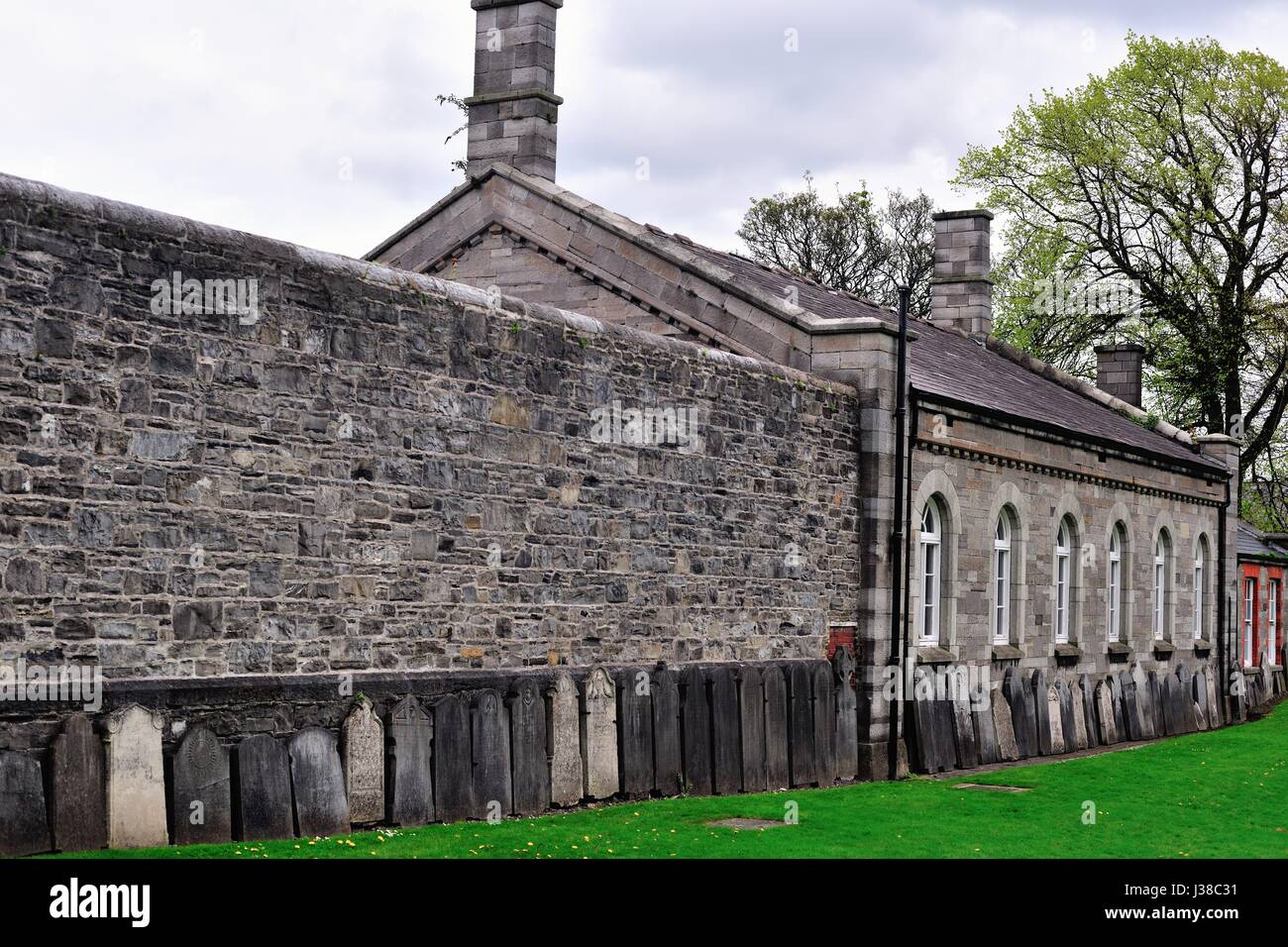 Gli oggetti contrassegnati per la rimozione definitiva dei militari britannici morti nell'area di Dublino nel XIX e agli inizi del XX secolo presso la chiesa del Sacro Cuore a Dublino. Foto Stock