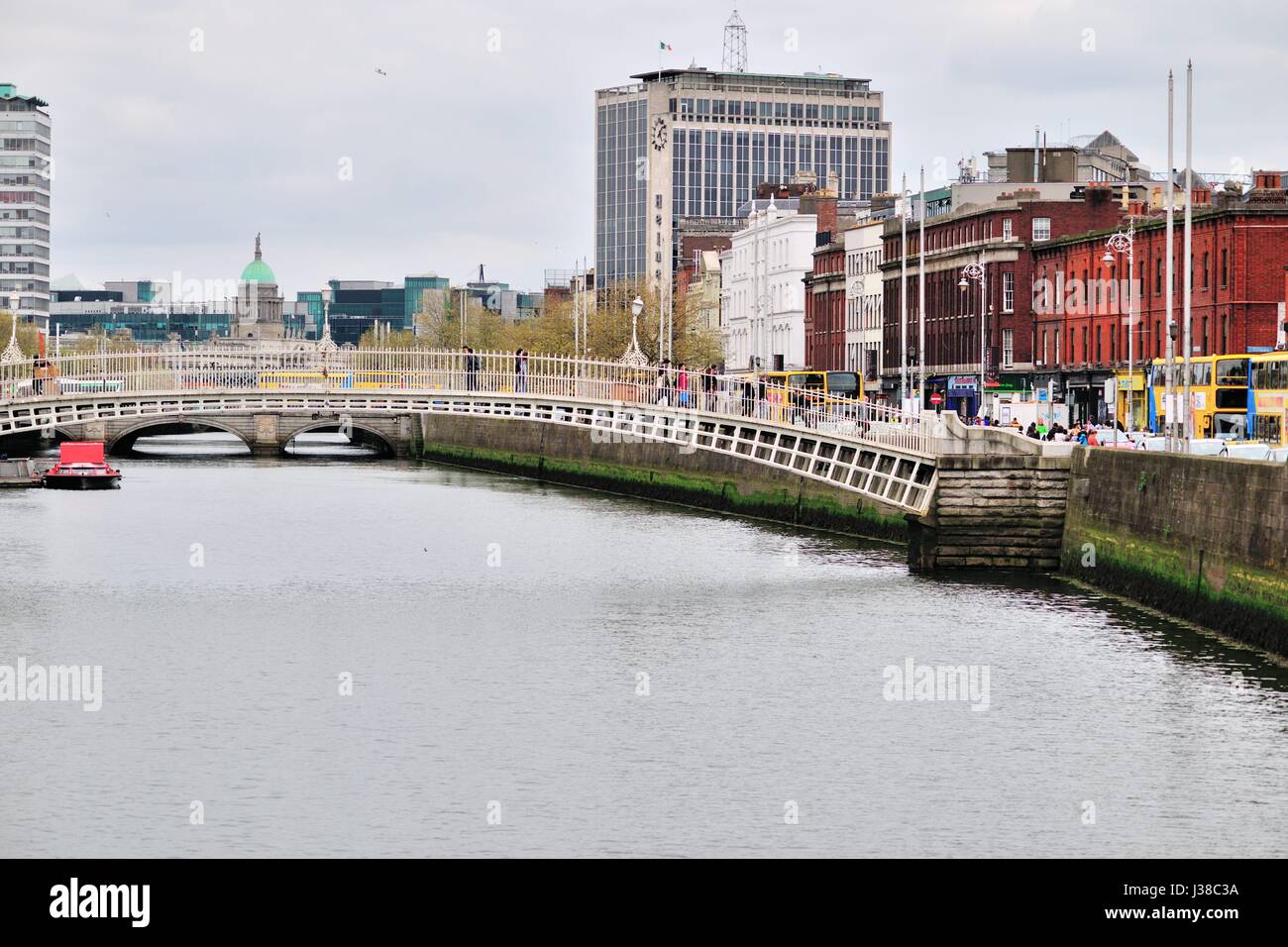 Ha'penny Bridge, noto anche come il Liffey, ponte sul fiume Liffey collega Liffey Street con l'area di Temple Bar. Dublino, Irlanda. Foto Stock