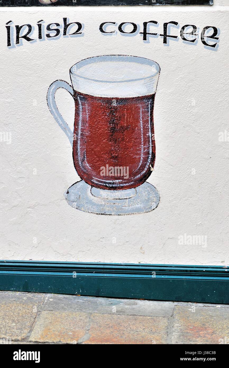 Un segno sul lato di un pub vicino al fiume Liffey e zona di Temple Bar che offre una tradizionale bevanda irlandese. Dublino, Irlanda. Foto Stock