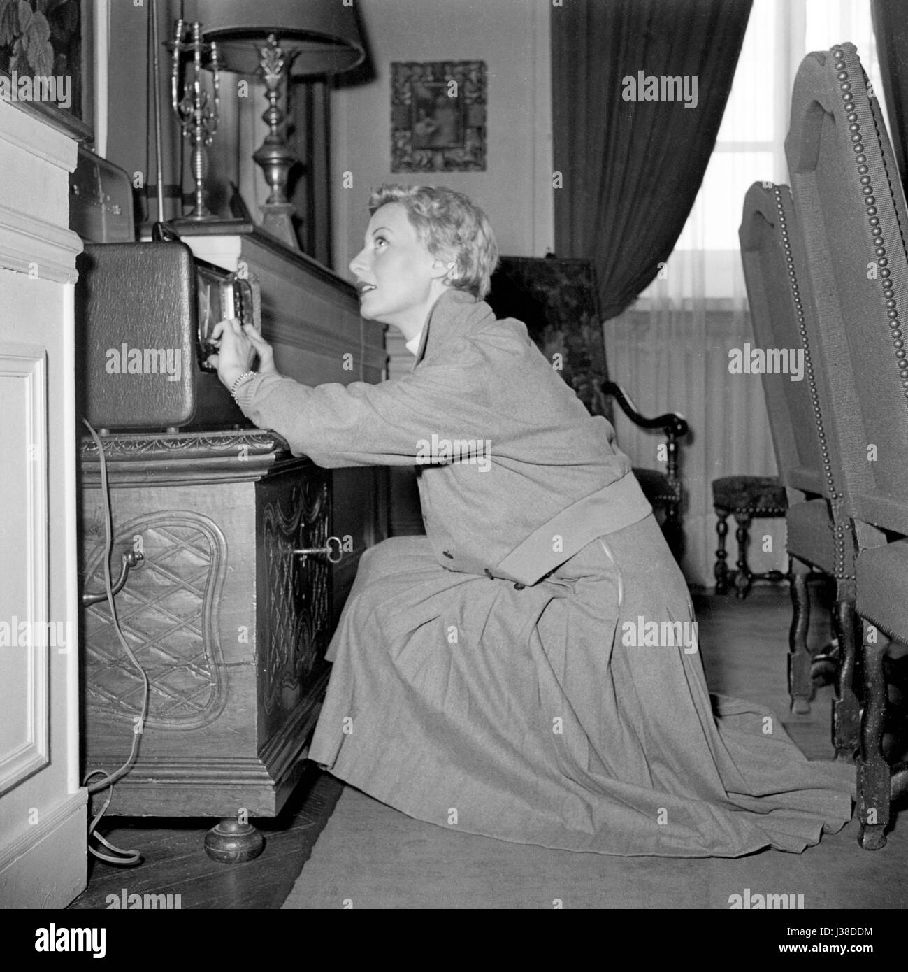 L'attrice francese Michèle Morgan nel 1954, nel suo appartamento situato  all'ultimo piano dell'Hotel Lambert a Parigi. Ella ci vive con suo marito  Henri Vidal fino al 1976. Foto Georges Rétif de la