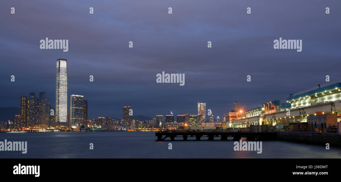 Hong Kong commercio all'ingrosso mercato ortofrutticolo in Kennedy Town e l'International Commerce Centre, ICC, Hong Kong, Cina. Foto Stock