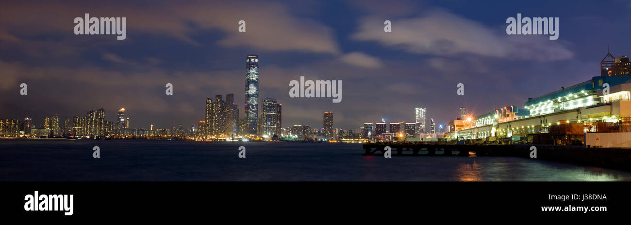 Hong Kong commercio all'ingrosso mercato ortofrutticolo in Kennedy Town e l'International Commerce Centre, ICC, Hong Kong, Cina. Foto Stock