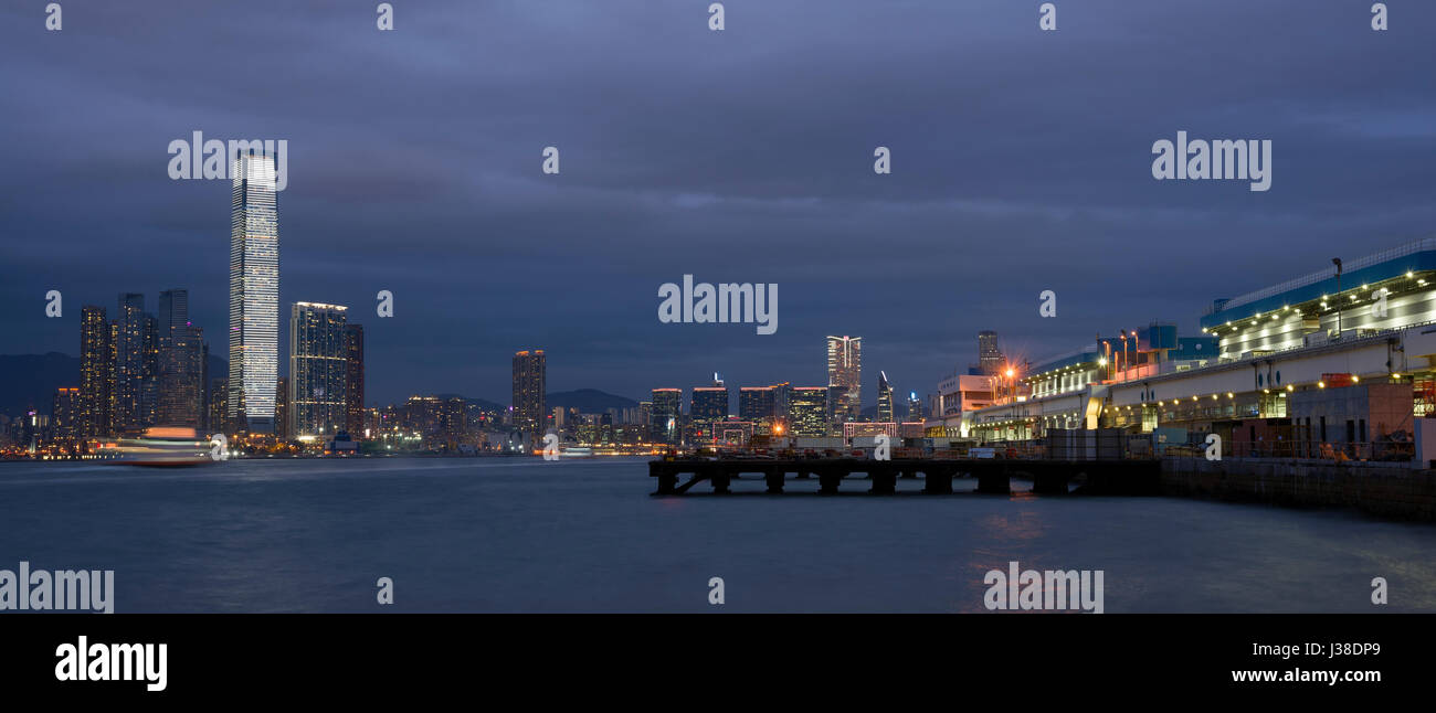Hong Kong commercio all'ingrosso mercato ortofrutticolo in Kennedy Town e l'International Commerce Centre, ICC, Hong Kong, Cina. Foto Stock