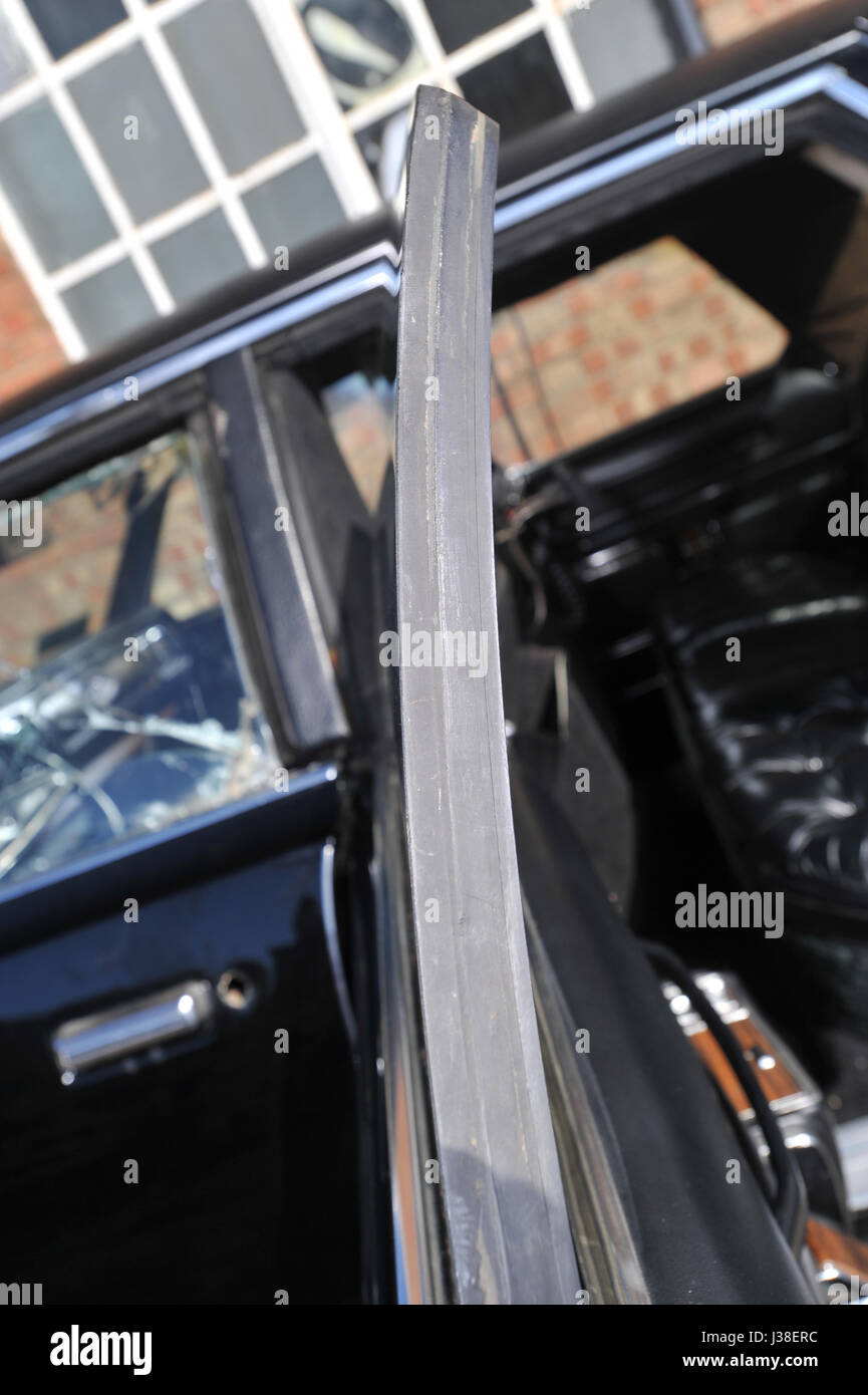 A prova di proiettile e bullet danneggiato Chrysler Imperial iraniano che membri della famiglia reale fuggì nel durante la rivoluzione islamica 1979 Foto Stock