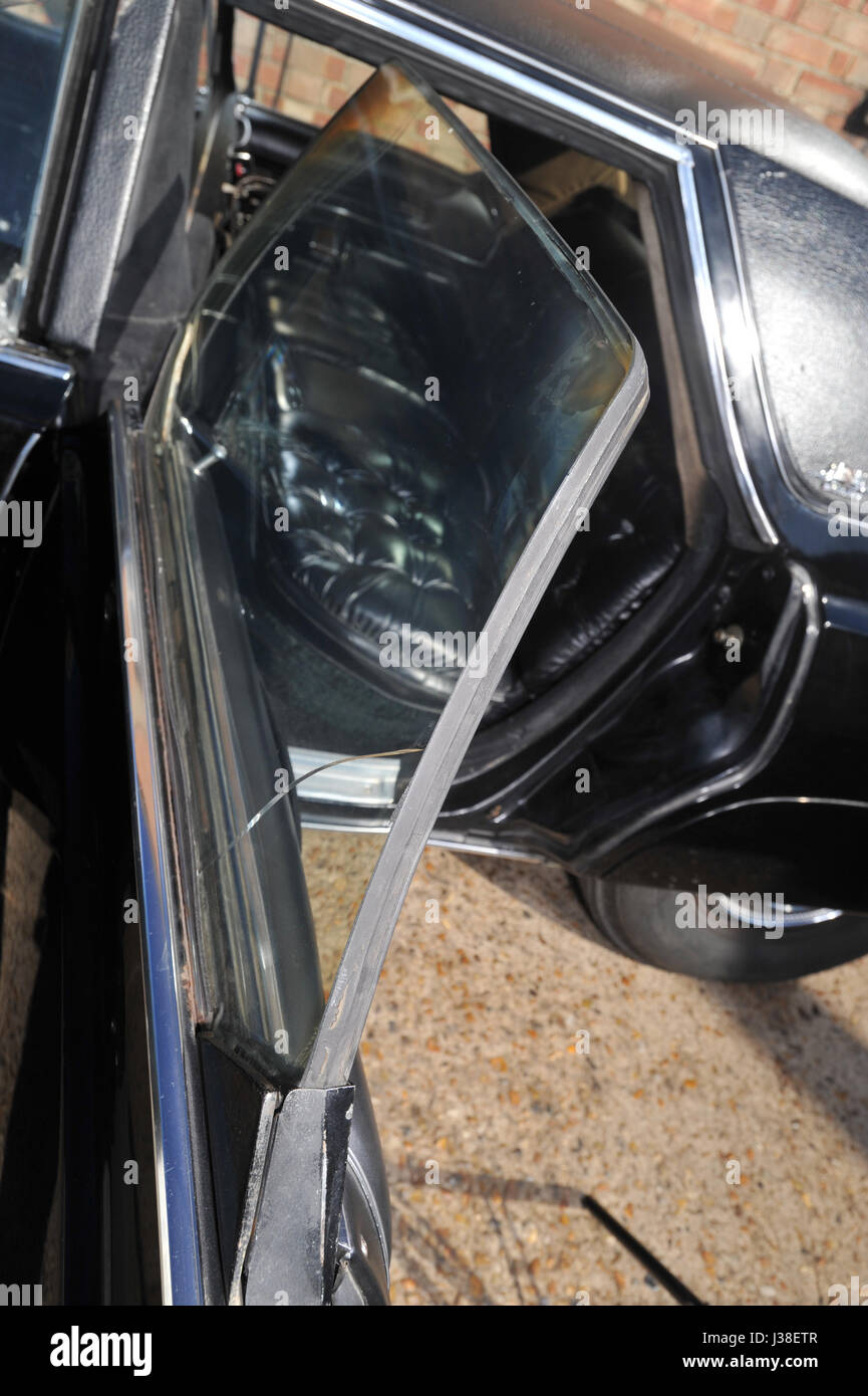 A prova di proiettile e bullet danneggiato Chrysler Imperial iraniano che membri della famiglia reale fuggì nel durante la rivoluzione islamica 1979 Foto Stock