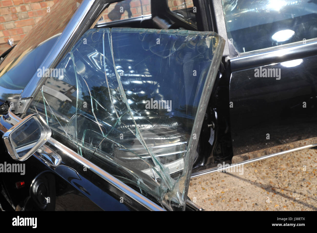 A prova di proiettile e bullet danneggiato Chrysler Imperial iraniano che membri della famiglia reale fuggì nel durante la rivoluzione islamica 1979 Foto Stock