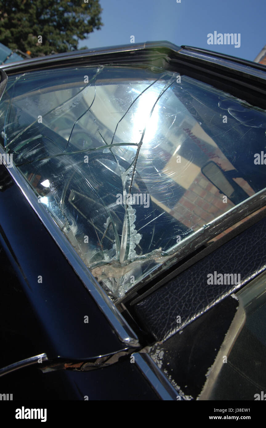 A prova di proiettile e bullet danneggiato Chrysler Imperial iraniano che membri della famiglia reale fuggì nel durante la rivoluzione islamica 1979 Foto Stock
