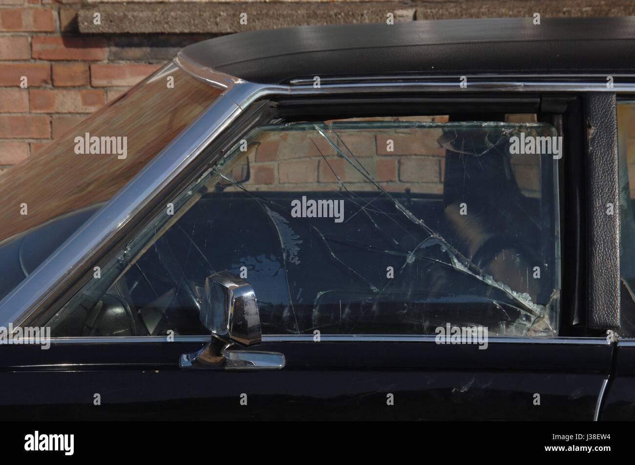 A prova di proiettile e bullet danneggiato Chrysler Imperial iraniano che membri della famiglia reale fuggì nel durante la rivoluzione islamica 1979 Foto Stock