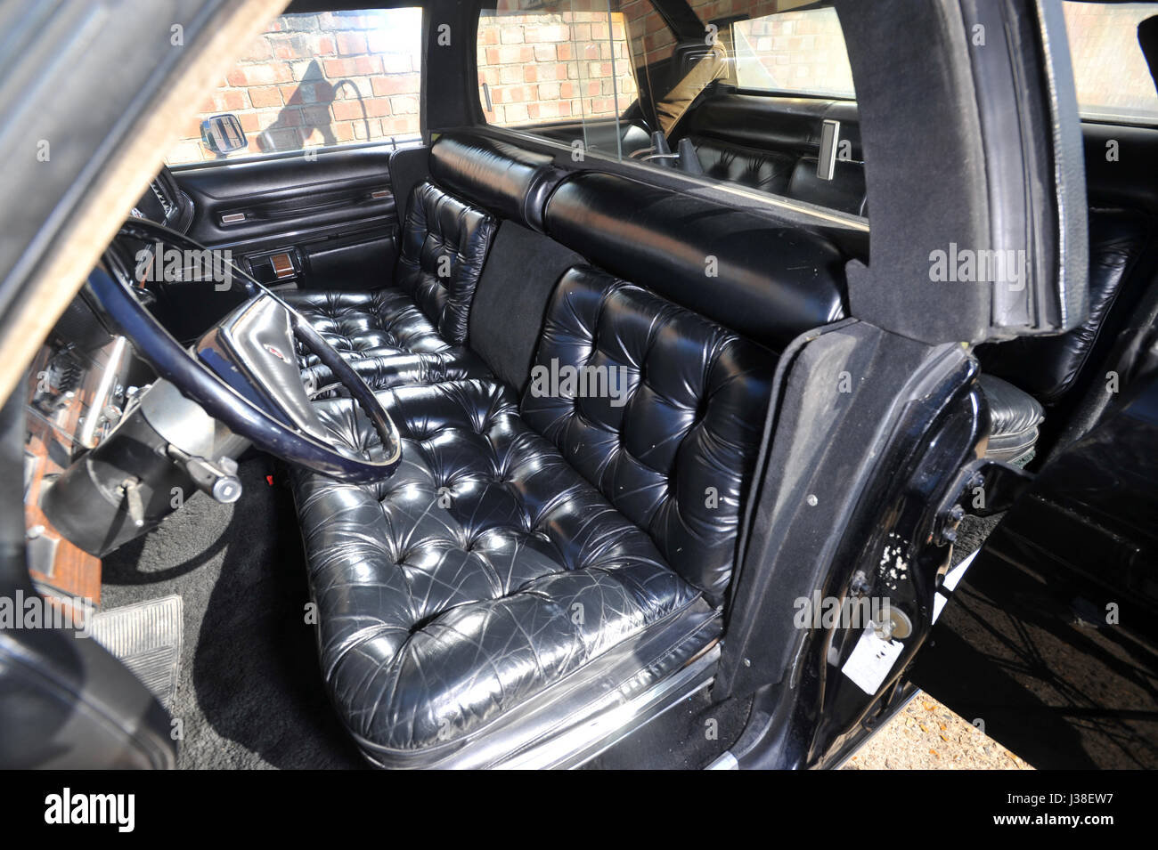A prova di proiettile e bullet danneggiato Chrysler Imperial iraniano che membri della famiglia reale fuggì nel durante la rivoluzione islamica 1979 Foto Stock