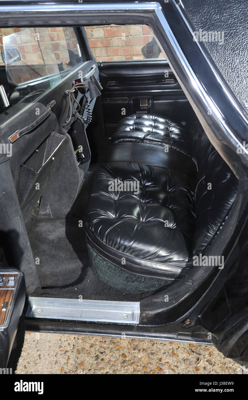 A prova di proiettile e bullet danneggiato Chrysler Imperial iraniano che membri della famiglia reale fuggì nel durante la rivoluzione islamica 1979 Foto Stock