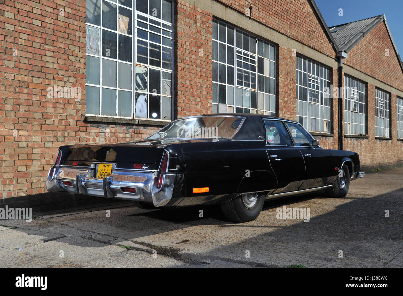 A prova di proiettile e bullet danneggiato Chrysler Imperial iraniano che membri della famiglia reale fuggì nel durante la rivoluzione islamica 1979 Foto Stock