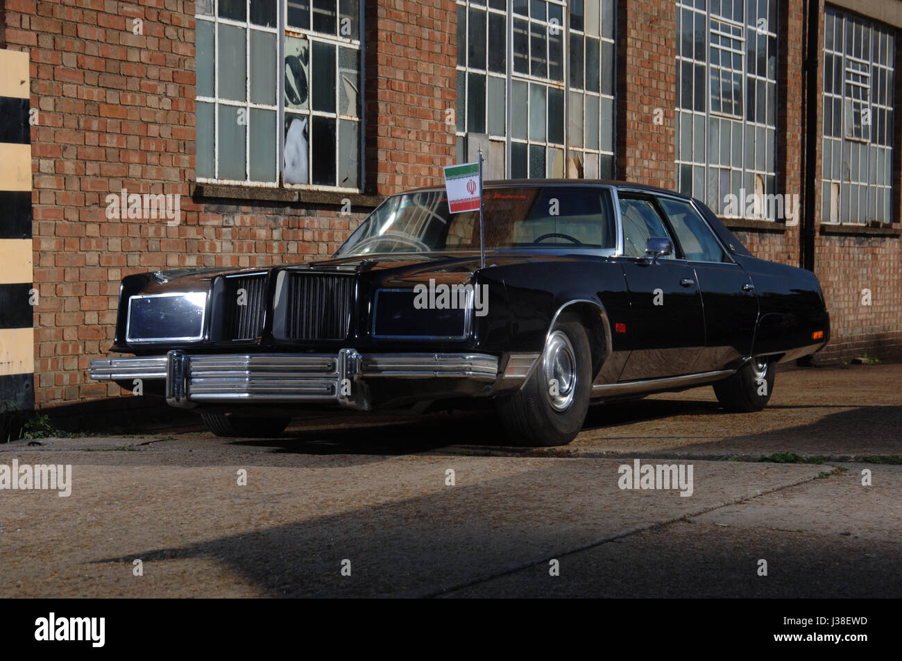 A prova di proiettile e bullet danneggiato Chrysler Imperial iraniano che membri della famiglia reale fuggì nel durante la rivoluzione islamica 1979 Foto Stock