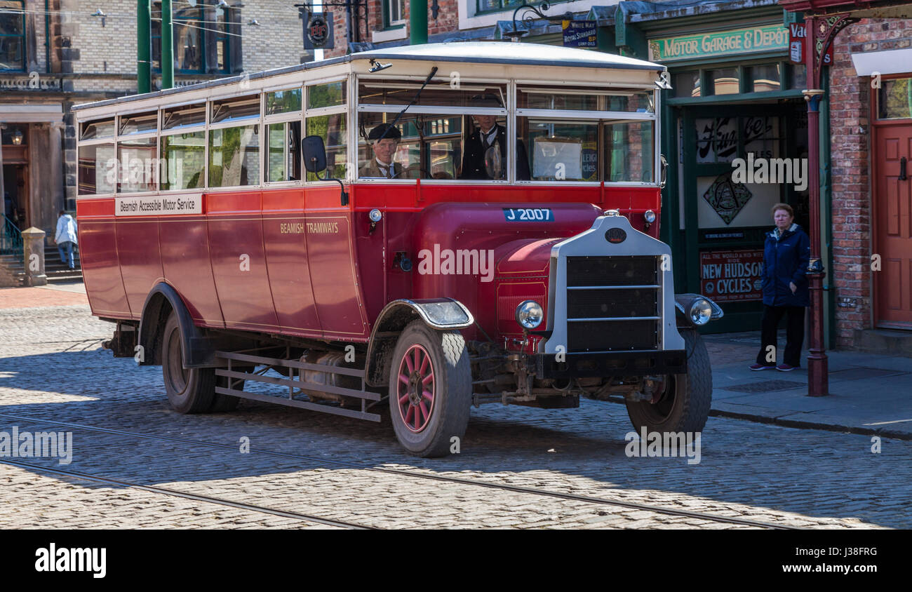 Un vecchio stile bus rosso sulle strade presso il museo Beamish,Co.Durham,l'Inghilterra,UK Foto Stock